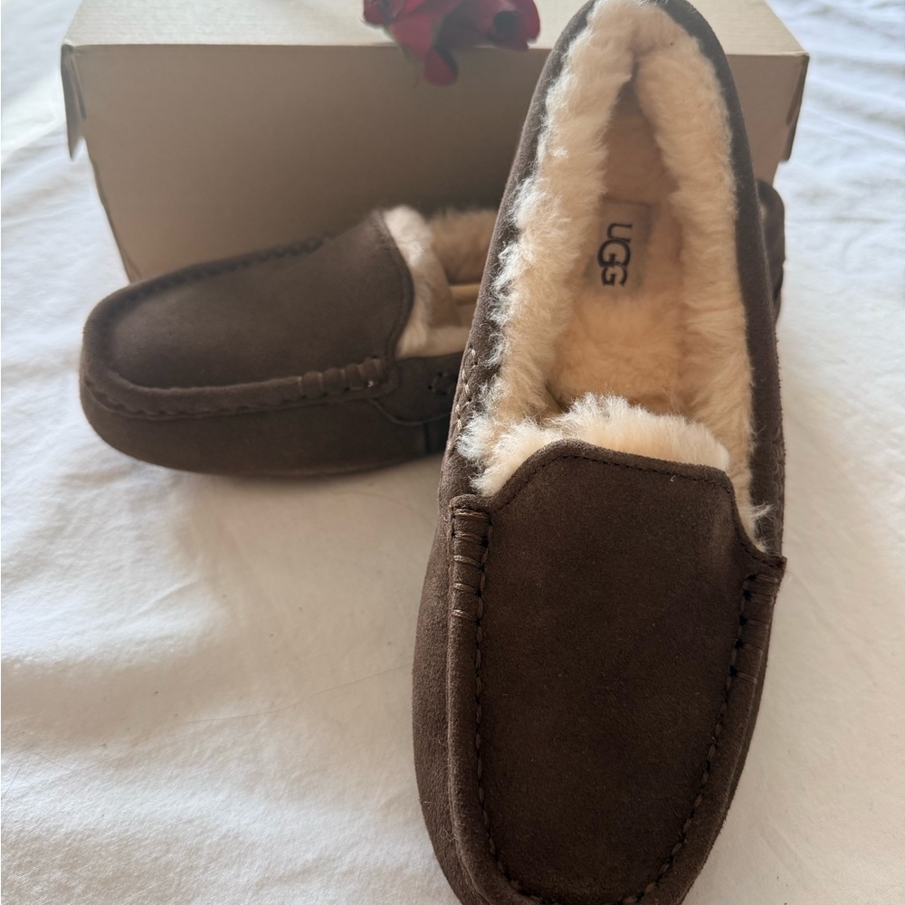 UGG New size‎ 7 Aston Women’s Chocolate Brown Loafers/slippers - Picture 4 of 9